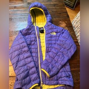 Girls Northface primaloft jacket. XS (6). Purple with yellow